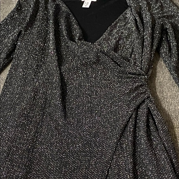 Beautiful low cut wrap design dress with shimmer and slit - Picture 6 of 6